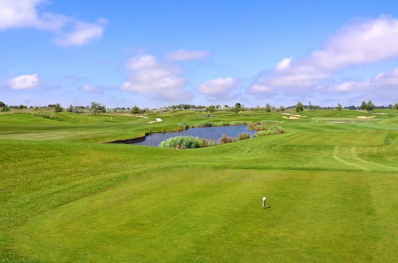 Golfbane med fairway, vandhazard og bunkers